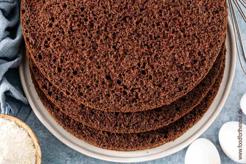 Schoko Biskuitboden geschnitten in drei Schichten auf einem Teller