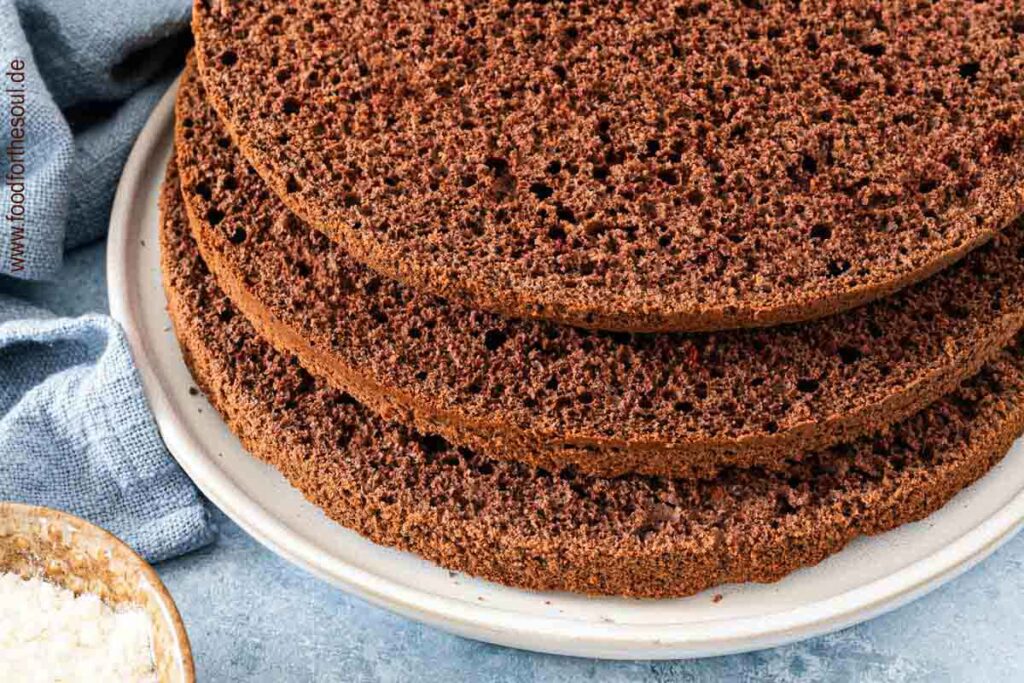 Schoko Biskuitboden geschnitten in drei Schichten auf einem Teller