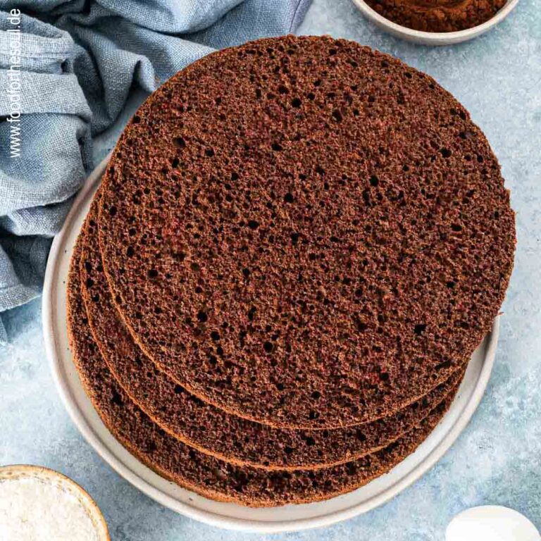 Schoko Biskuitboden geschnitten in drei Schichten auf einem Teller