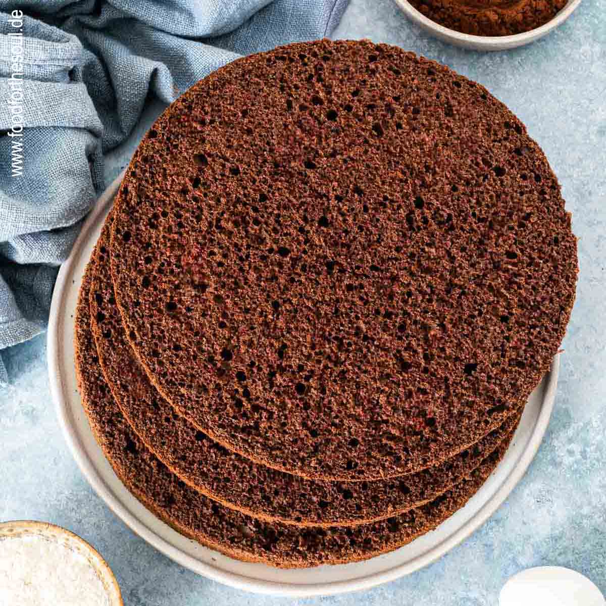 Schoko Biskuitboden geschnitten in drei Schichten auf einem Teller