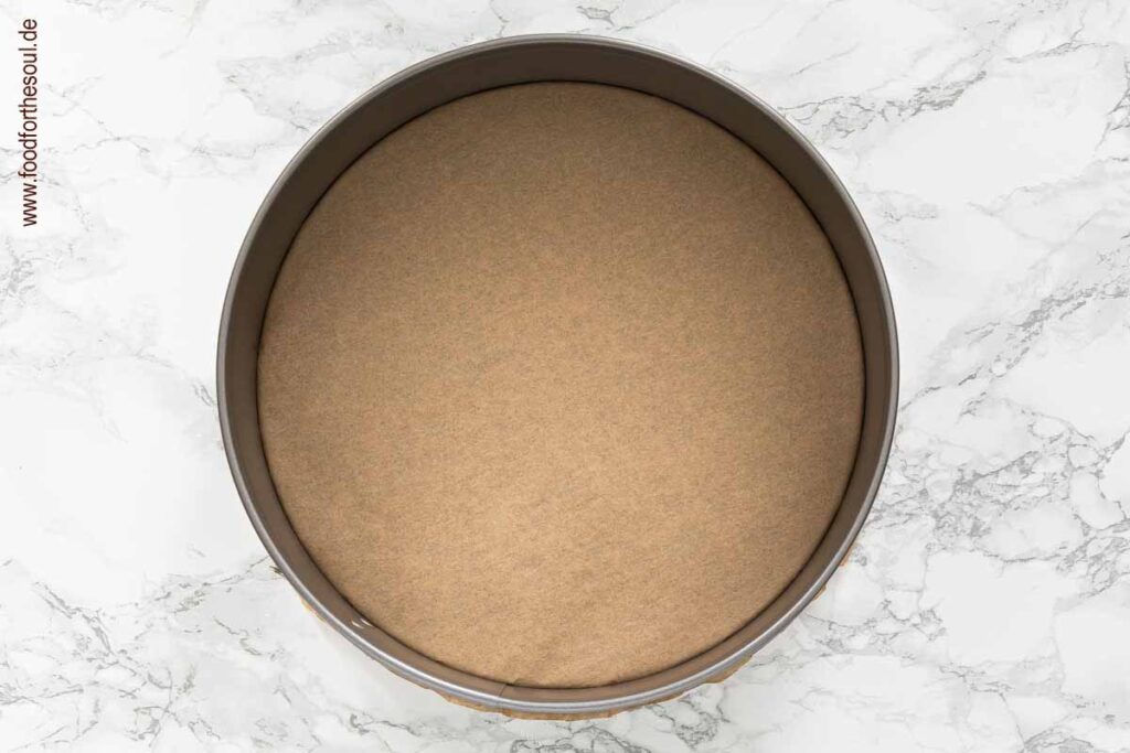 Springform mit Backpapier belegen und Backofen vorheizen - Schritt 1