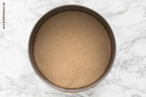 Springform mit Backpapier belegen und Backofen vorheizen - Schritt 1