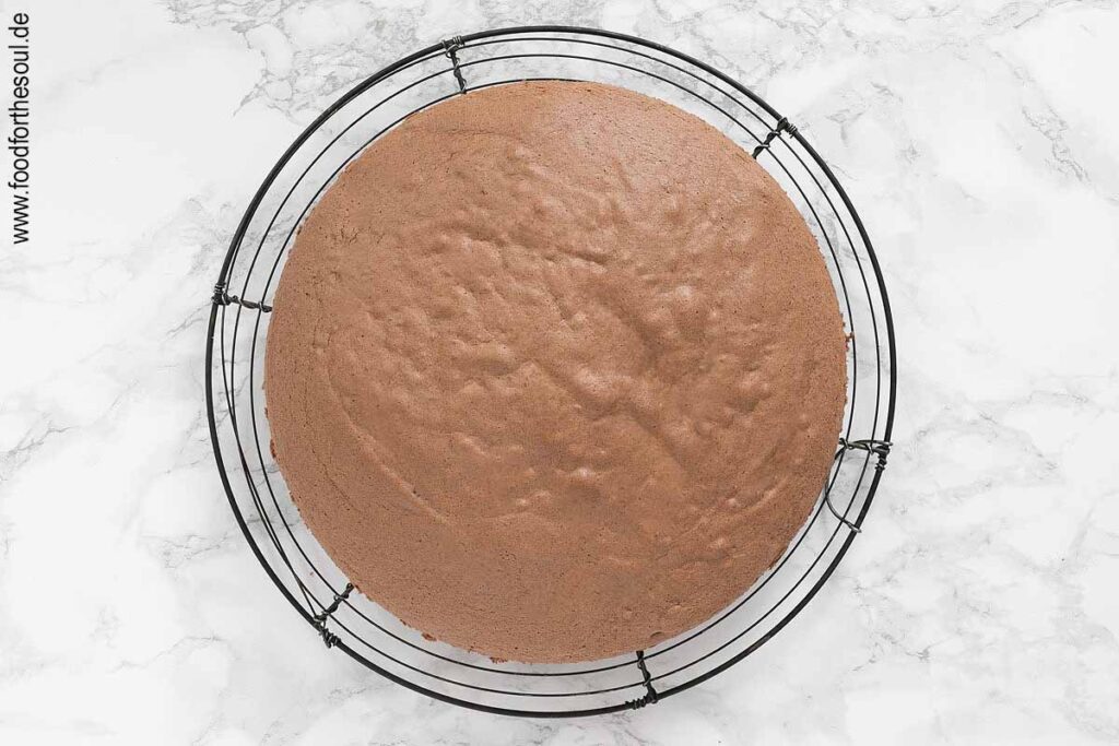 Schoko Biskuitboden auskühlen lassen - Schrit 10