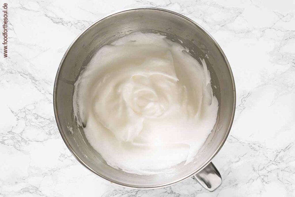Eiweiß mit Salz zu Eischnee schlagen - Schritt 2