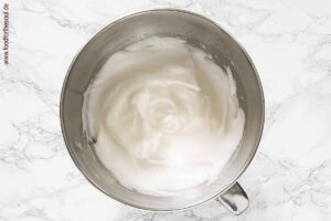 Eiweiß mit Salz zu Eischnee schlagen - Schritt 2