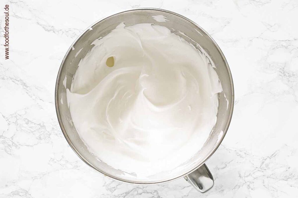 Zucker in den Eischnee rieseln lassen und zu Baiser schlagen - Schritt 3