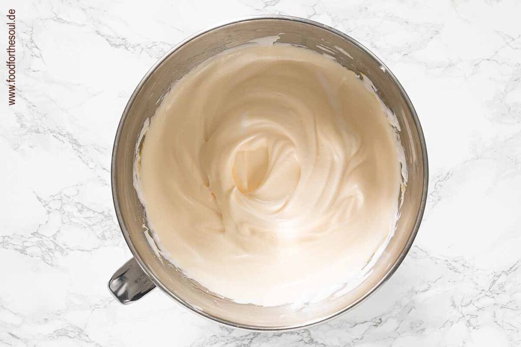 Eigelb nach und nach unter das Baiser rühren - Schritt 4