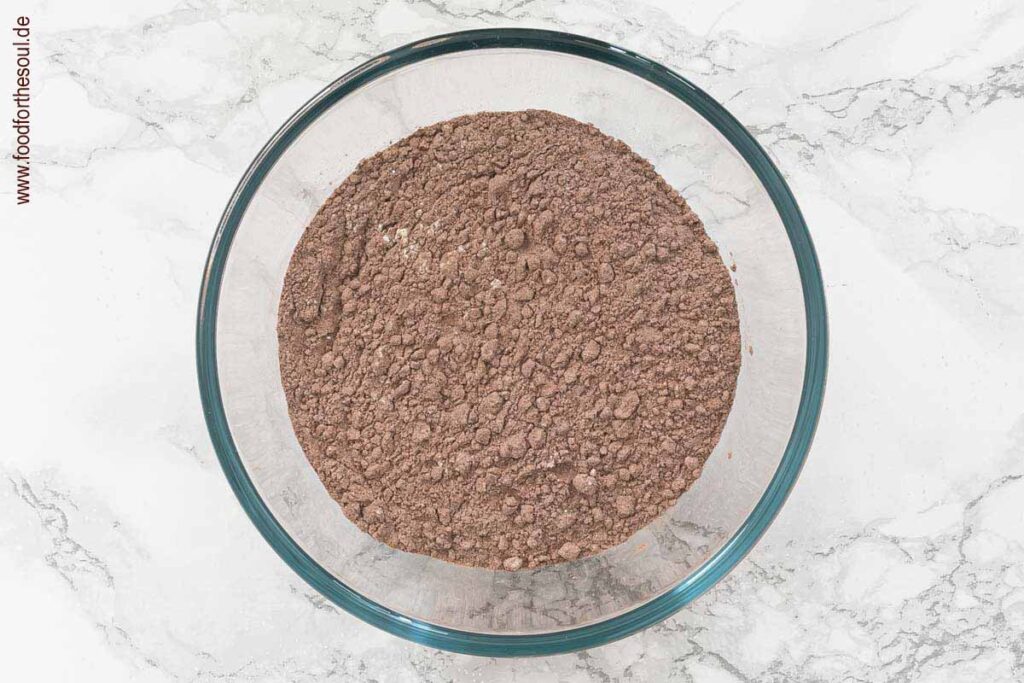 Mehl, Backpulver und Kakao miteinander mischen - Schritt 5