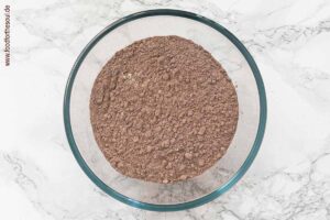 Mehl, Backpulver und Kakao miteinander mischen - Schritt 5