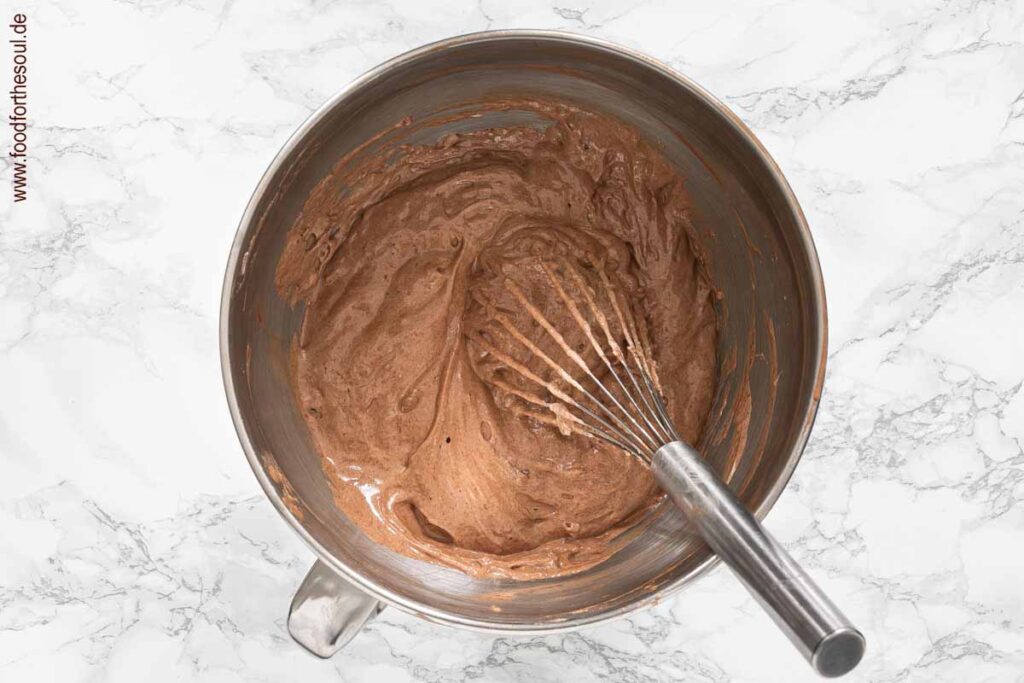 Mehlmischung sieben und vorsichtig unter das Baiser heben - Schritt 6