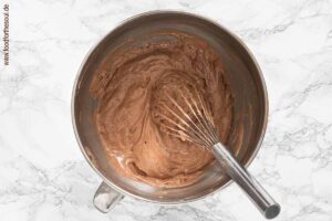 Mehlmischung sieben und vorsichtig unter das Baiser heben - Schritt 6