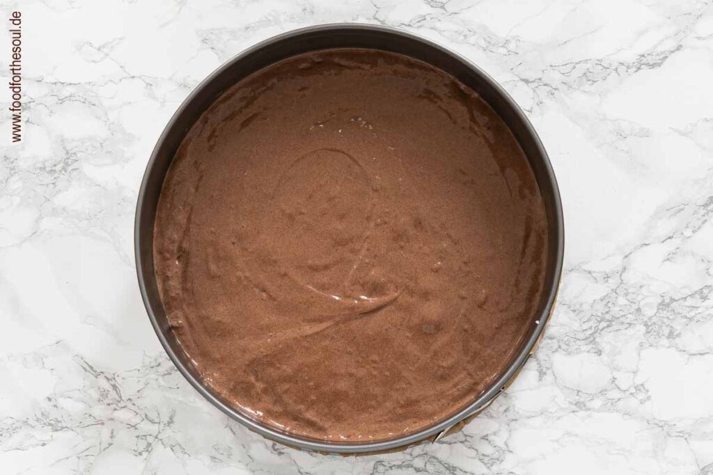 Biskuitteig in die Springform füllen und glatt streichen - Schritt 7