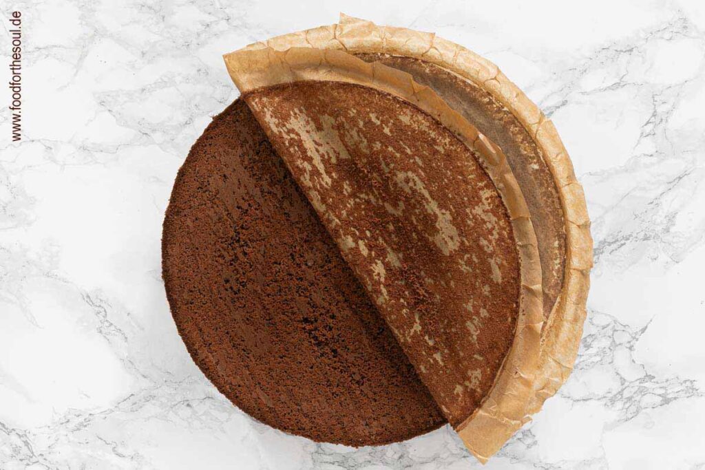 Biskuitboden vom Springformrand lösen, aus der Form nehmen und Backpapier vom Boden abziehen - Schritt 9