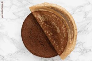 Biskuitboden vom Springformrand lösen, aus der Form nehmen und Backpapier vom Boden abziehen - Schritt 9