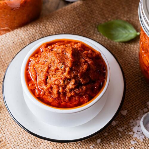 Selbstgemachtes Tomatenpesto in einer Schale und Gläsern