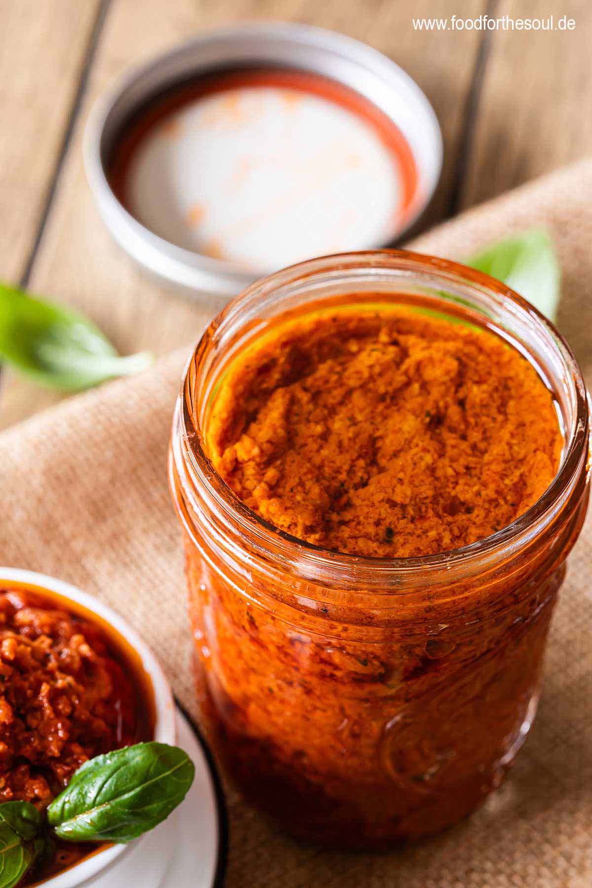 Selbstgemachtes italienisches Tomatenpesto im Glas