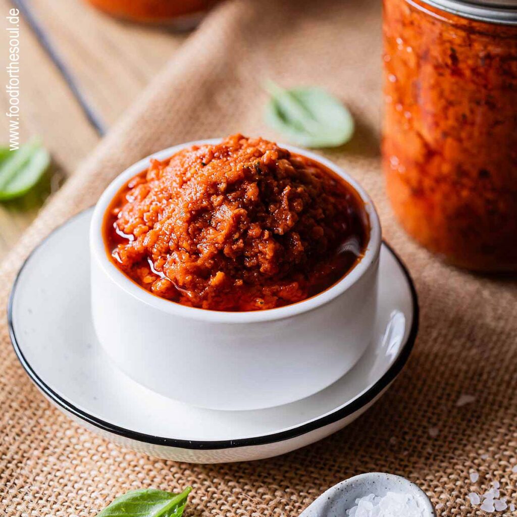Selbstgemachtes Tomatenpesto in einer Schale und im Glas