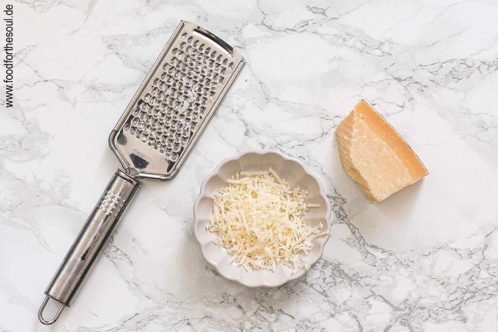 Parmesan fein reiben - Schritt 2