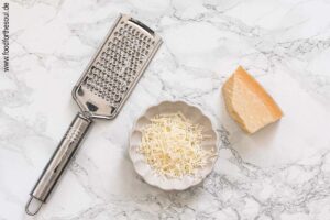 Parmesan fein reiben - Schritt 2