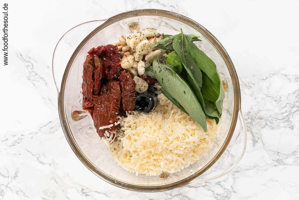 Basilikum waschen und trocken tupfen, mit übrigen Zutaten bis auf Olivenöl in einen Multizerkleinerer geben - Schritt 3