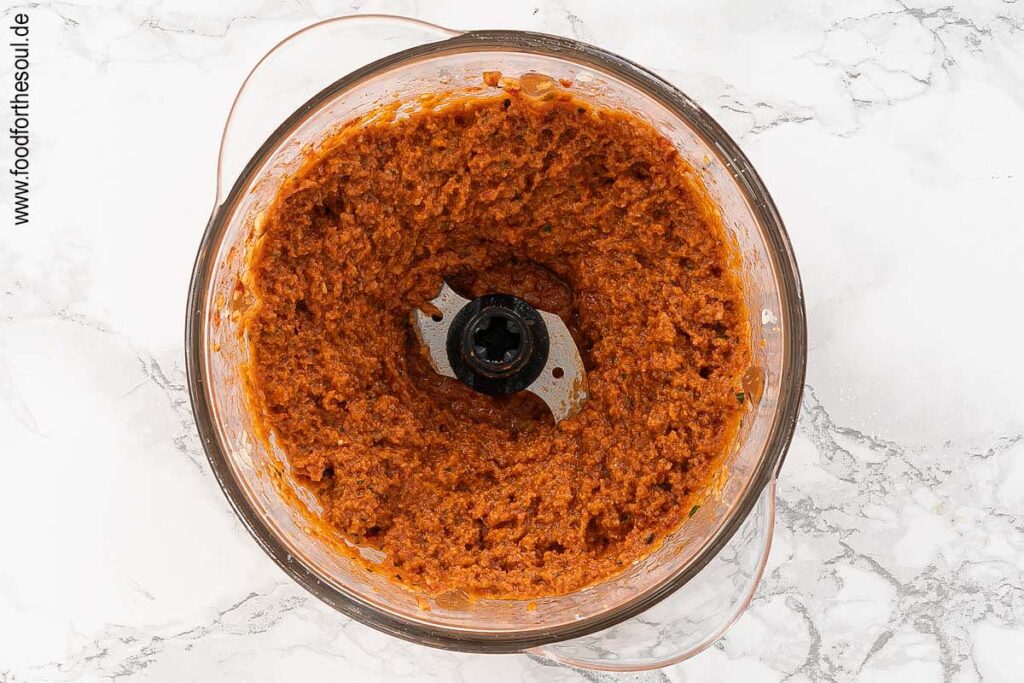 Olivenöl zum Pesto geben und nochmals 1 bis 2 MInuten auf höchster Stufe mixen - Schritt 5