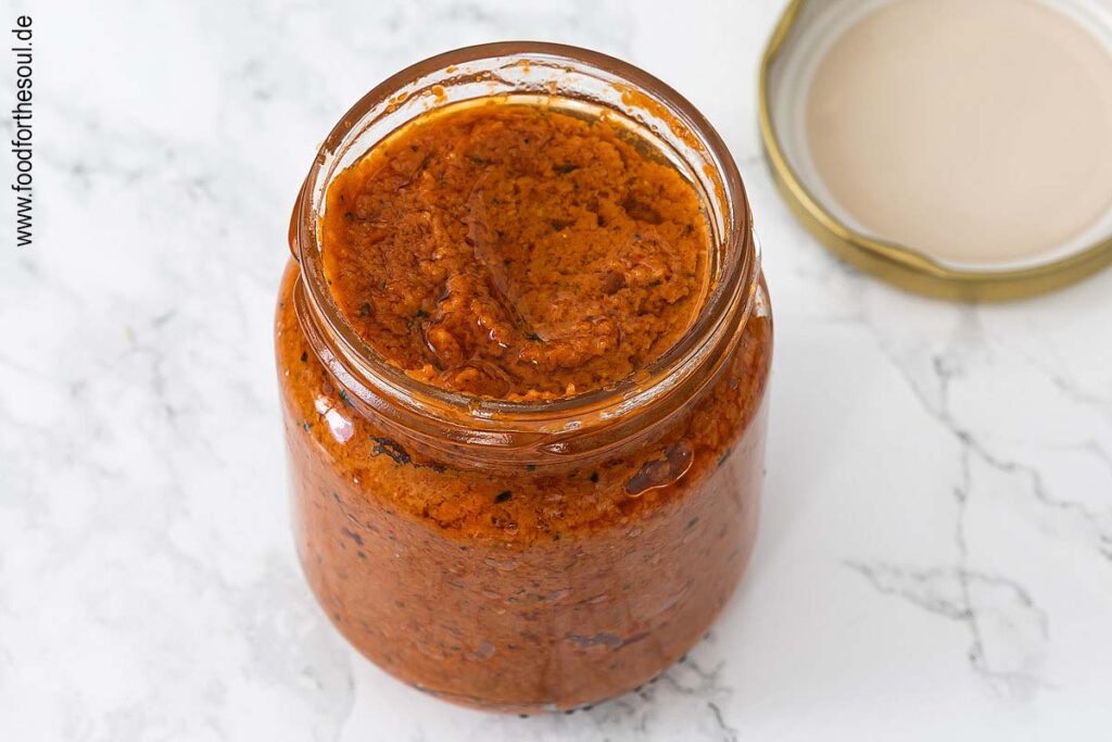 Tomatenpesto in Gläser füllen und mit Olivenöl bedecken - Schritt 6