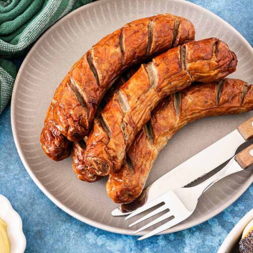 Bratwurst aus der Heißluftfritteuse angerichtet auf einem Teller