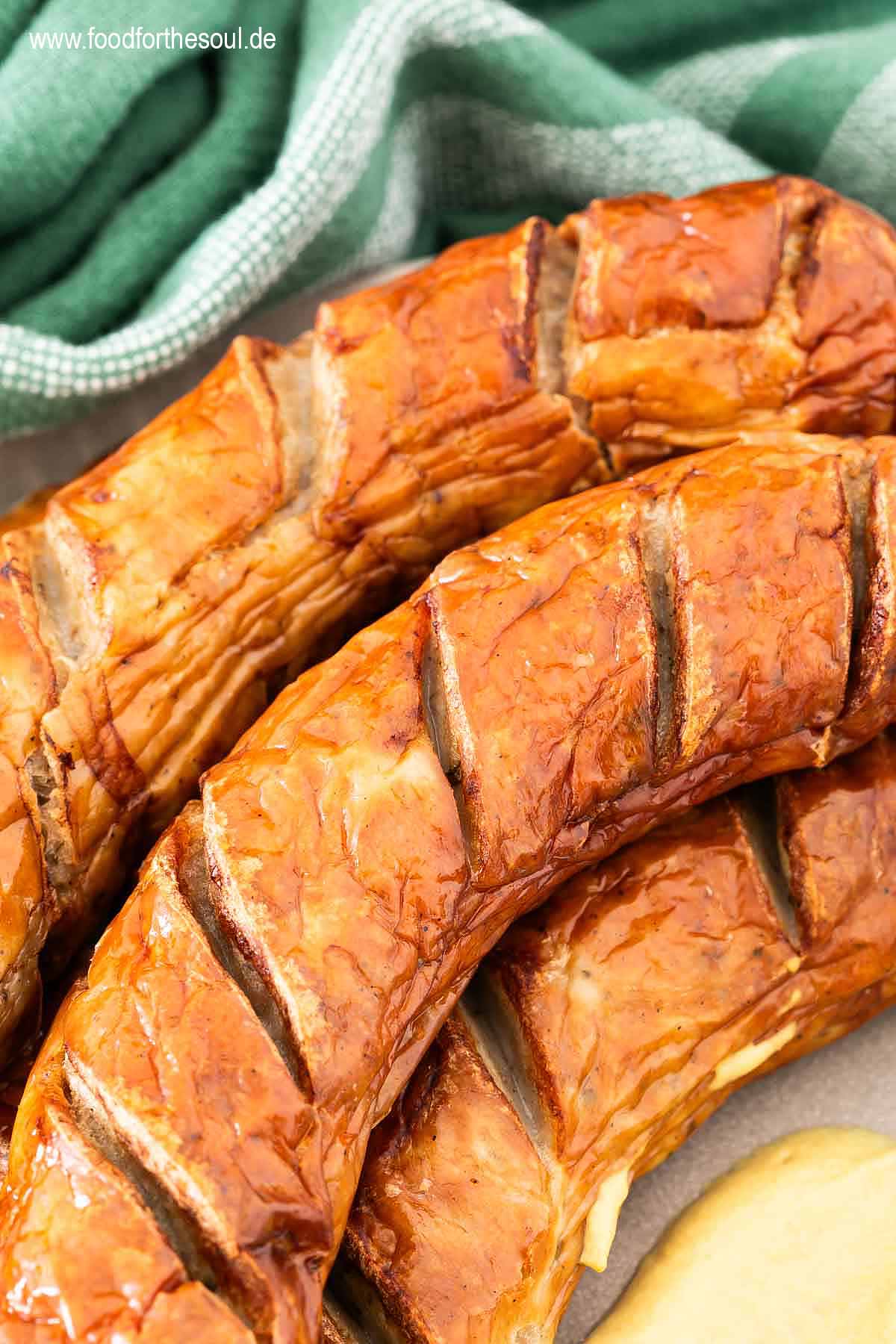 Bratwurst aus der Heißluftfritteuse angerichtet auf einem Teller