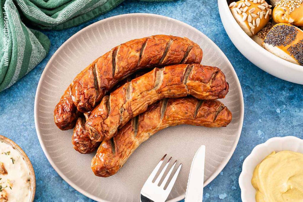 Bratwurst aus der Heißluftfritteuse angerichtet auf einem Teller