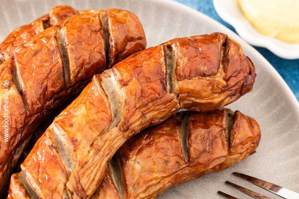 Bratwurst aus der Heißluftfritteuse angerichtet auf einem Teller