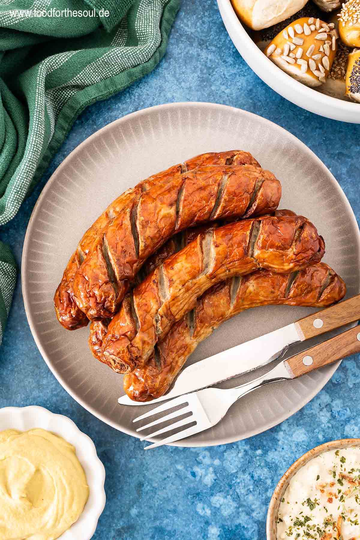 Bratwurst aus der Heißluftfritteuse angerichtet auf einem Teller