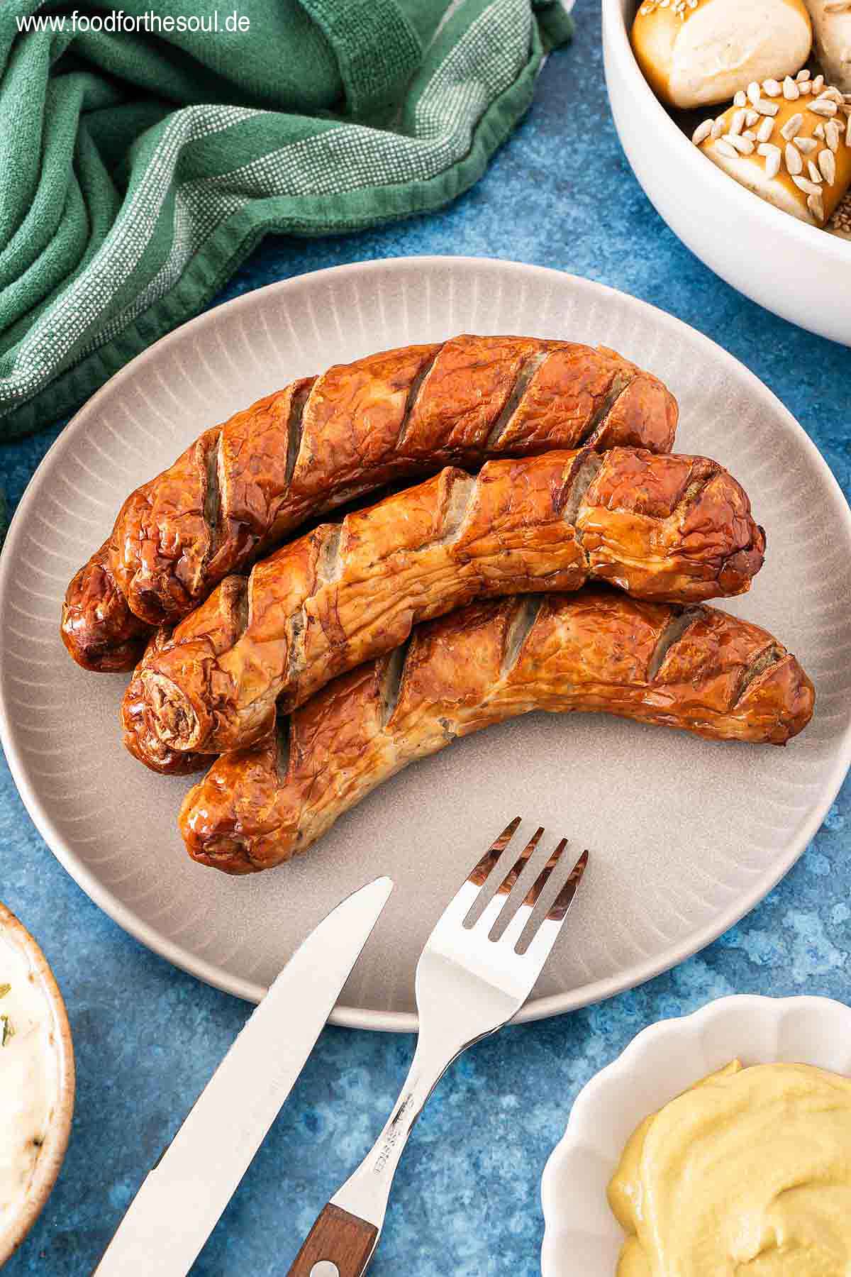 Bratwurst aus der Heißluftfritteuse angerichtet auf einem Teller