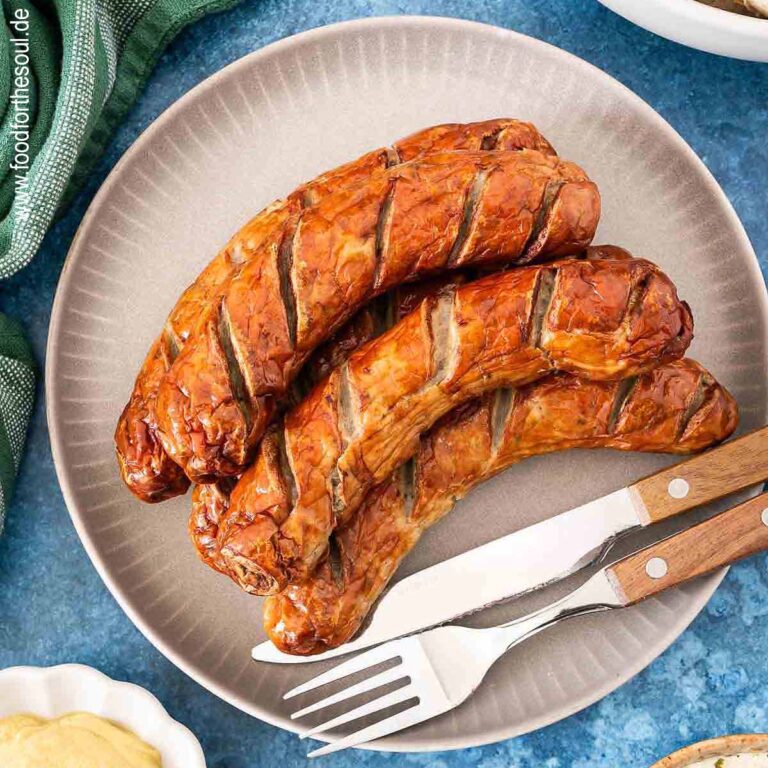 Bratwurst aus der Heißluftfritteuse angerichtet auf einem Teller
