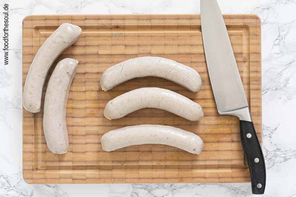 Bratwurst abspülen, abtrocknen und mehrmals einschneiden - Schritt 1