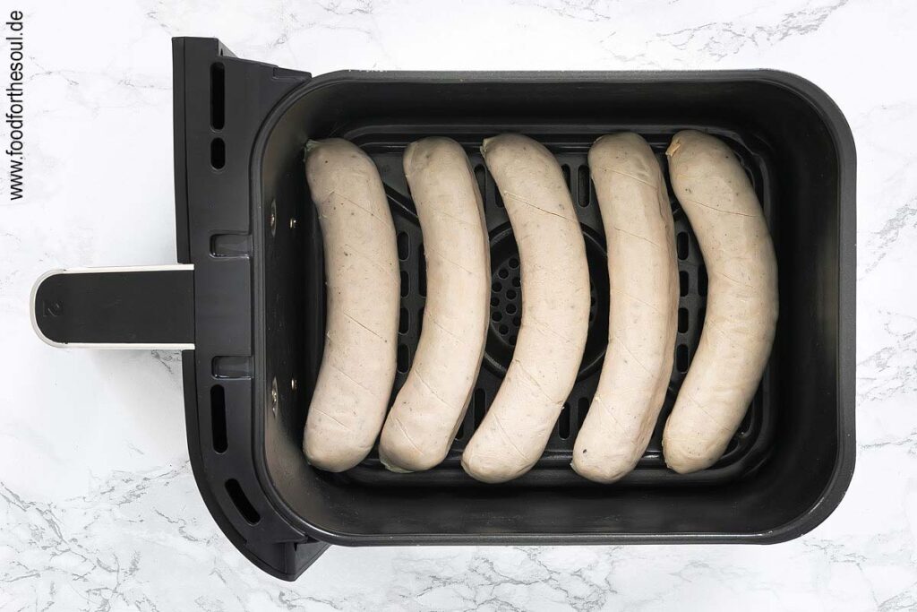 Bratwurst mit Absctand zueeinander in den Frittierkorb legen und Airfryer starten - Schritt 2