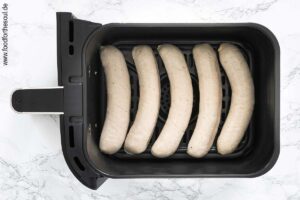 Bratwurst mit Absctand zueeinander in den Frittierkorb legen und Airfryer starten - Schritt 2