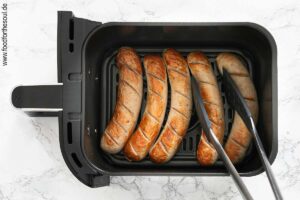 Bratwurst nach der Hälfte der Garzeit einmal wenden - Schritt 3