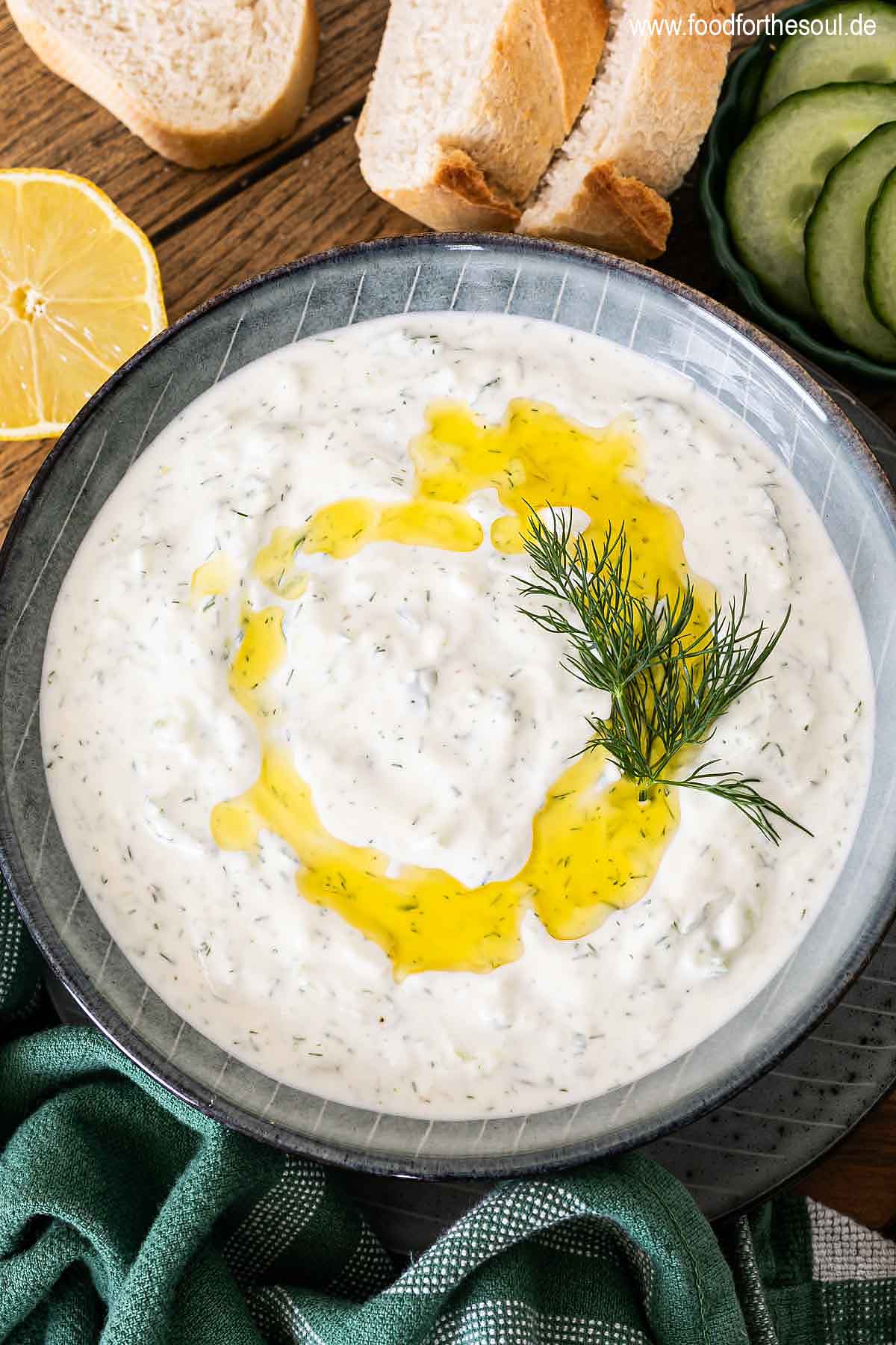 Tzatziki in einer Schale mit Olivenöl und Dill garniert