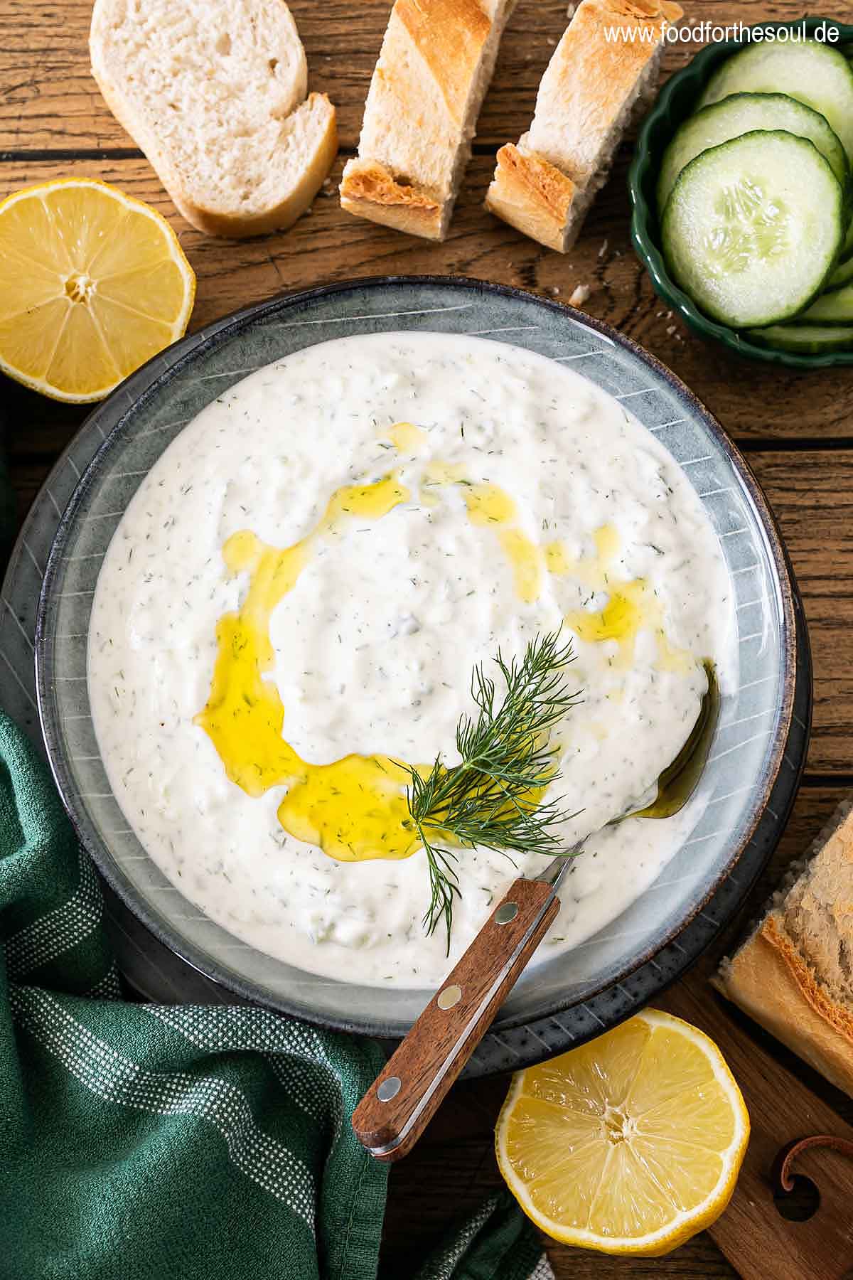 Tzatziki in einer Schale mit Olivenöl und Dill garniert