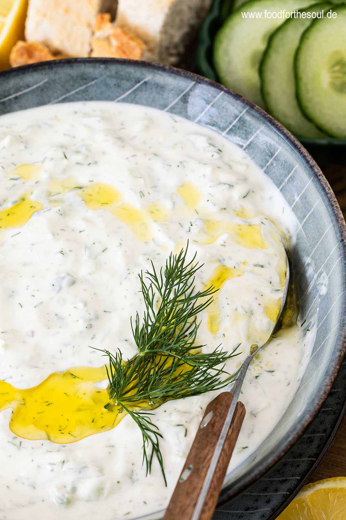 Tzatziki in einer Schale mit Olivenöl und Dill garniert