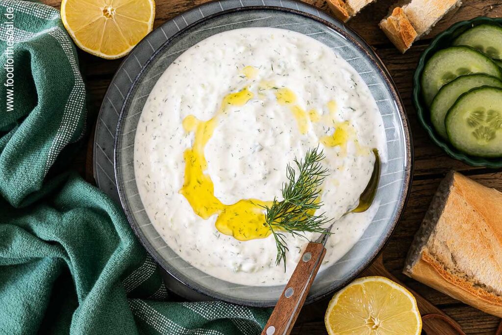 Tzatziki in einer Schale mit Olivenöl und Dill garniert