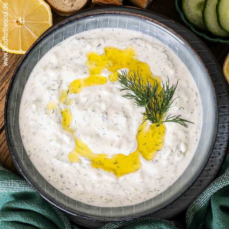 Tzatziki in einer Schale mit Olivenöl und Dill garniert