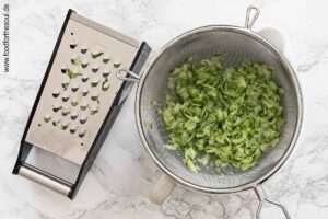 Salatgurke waschen und grob raspeln - Schritt 1