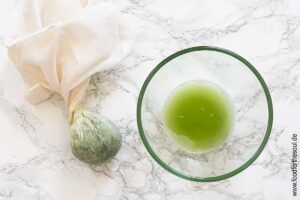 Saft von eraspelter Salatgurke in einem Küchentuch auspressen - Schritt 2