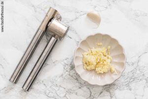 Knoblauch schälen und durch Knoblauchpresse drücken - Schritt 3