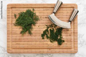 Dill waschen, Dillspitzen von den Stielen zupfen und klein hacken - Schritt 6