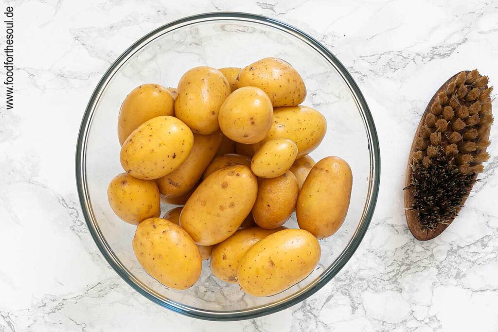 Kartoffeln waschen, mit Gemüsebürste abbürsten und abtrocknen - Schritt 1
