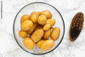 Kartoffeln waschen, mit Gemüsebürste abbürsten und abtrocknen - Schritt 1