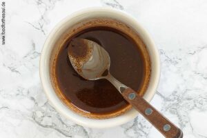 Olivenöl und Gewürze zu einer Marinade verrühren - Schritt 3