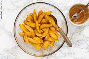 Kartoffelspalten mit Marinade vermengen - Schritt 4